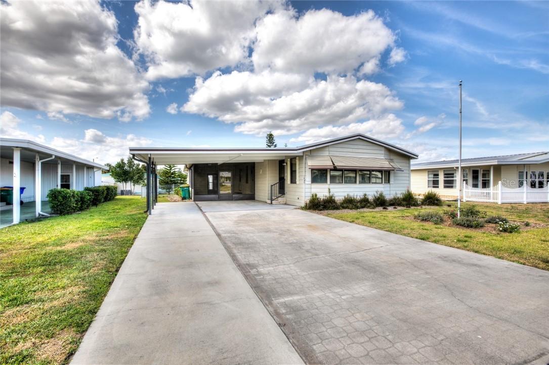 1437 Apache Cir., Tavares, FL 32778