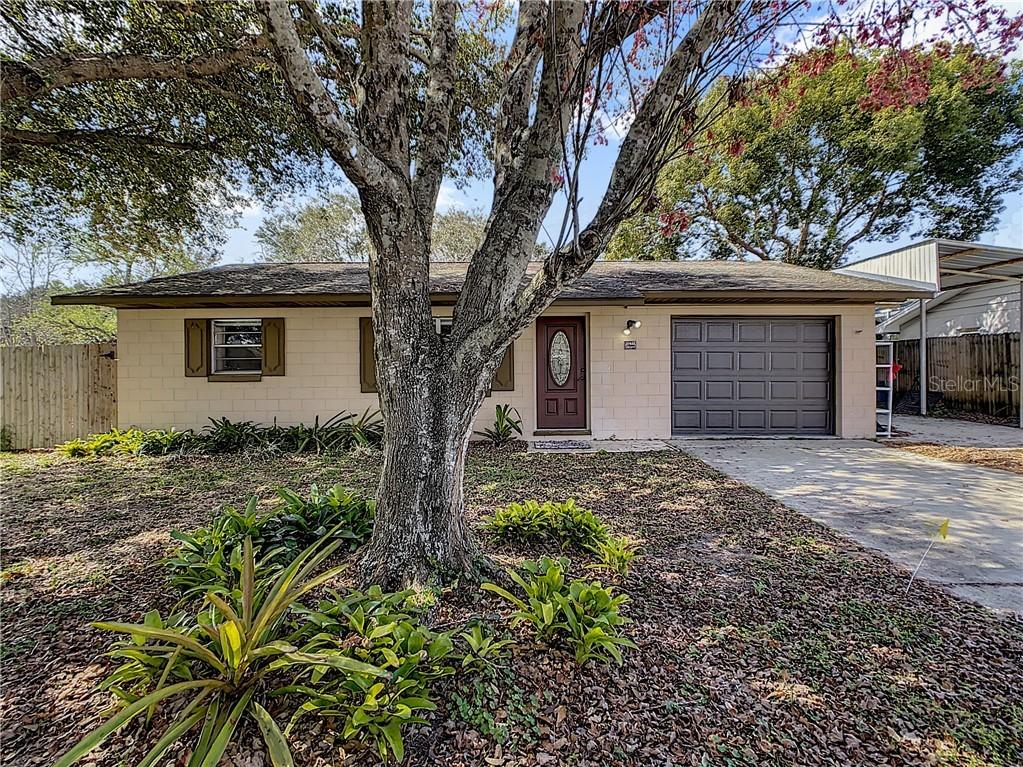 27845 Lois Dr., Tavares, FL 32778