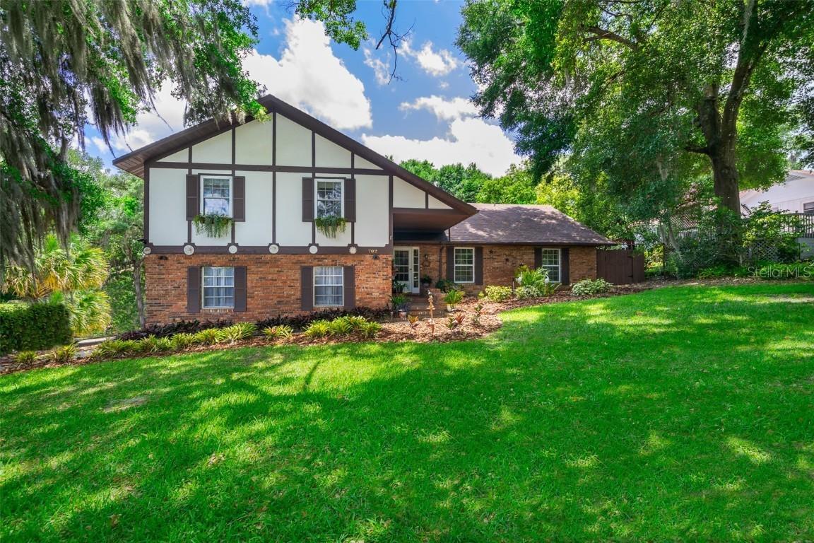 702 Summit Ct., Mount Dora, FL 32757
