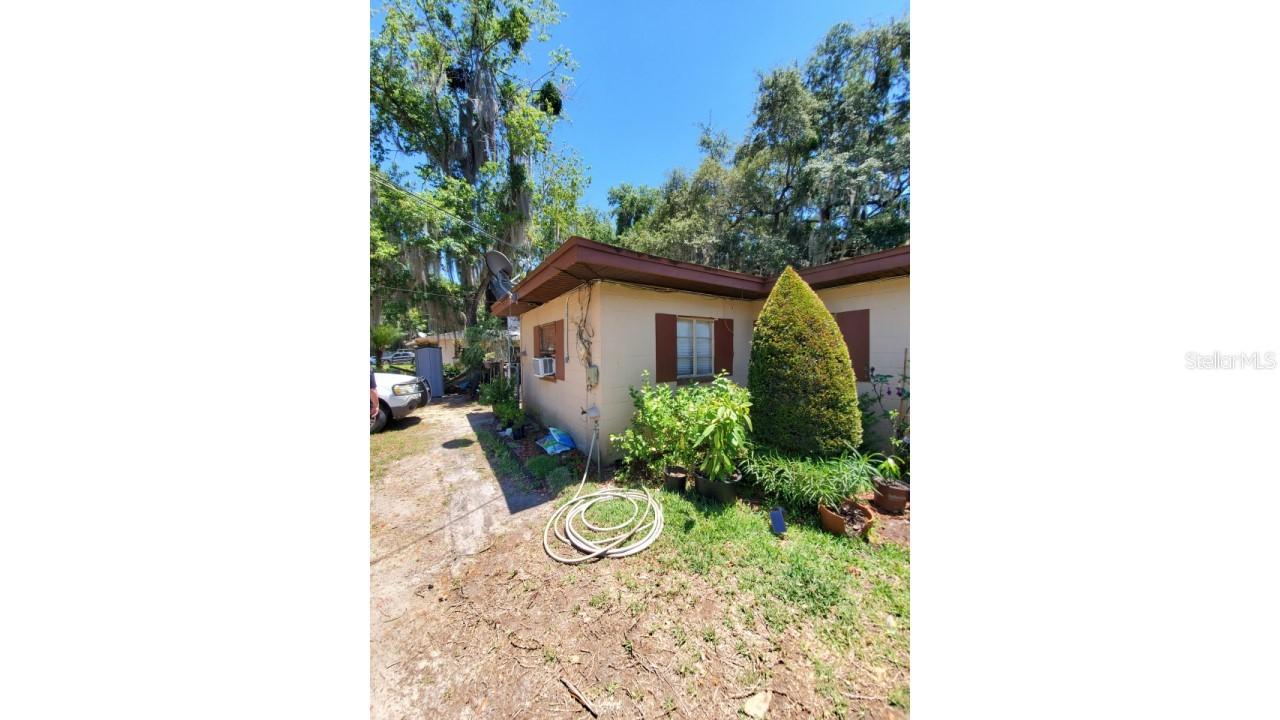 320 Suwanee Pl., Tavares, FL 32778