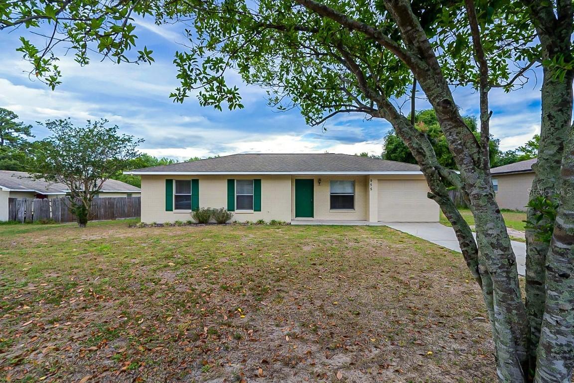 955 Cedar Cir., Tavares, FL 32778