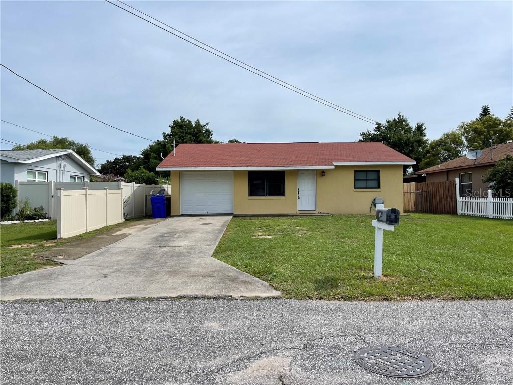 1401 Nichols Dr., Tavares, FL 32778
