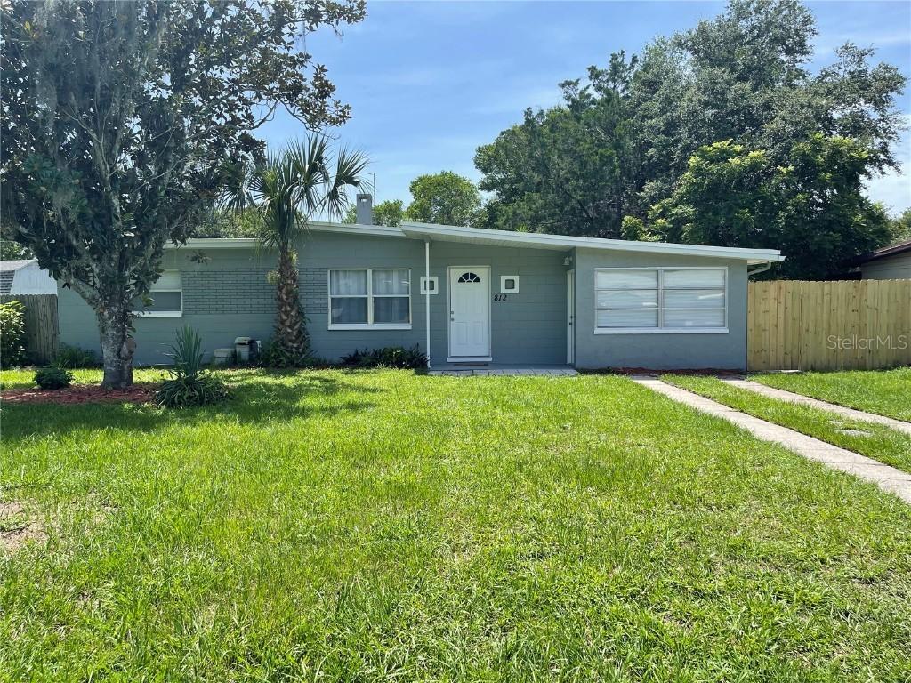 812 Edgewater Dr., Eustis, FL 32726