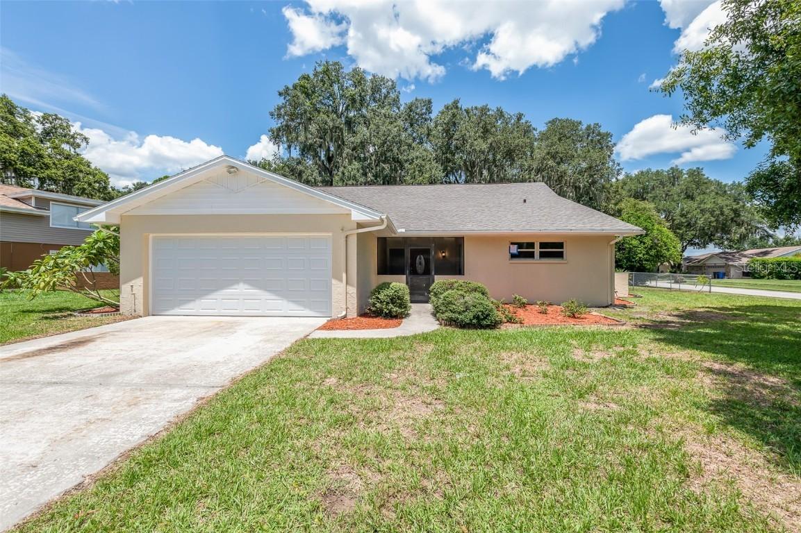 1001 Meadowcrest Dr., Valrico, FL 33594