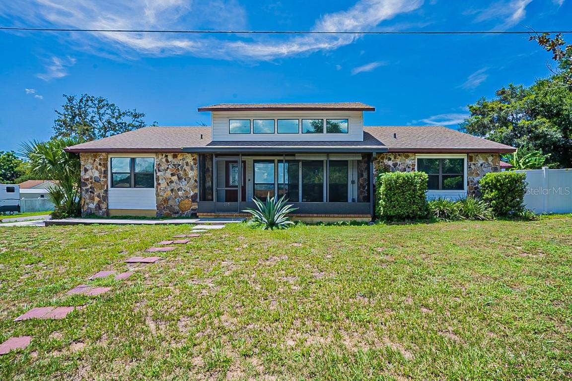 715 Virginia Ave., Tavares, FL 32778