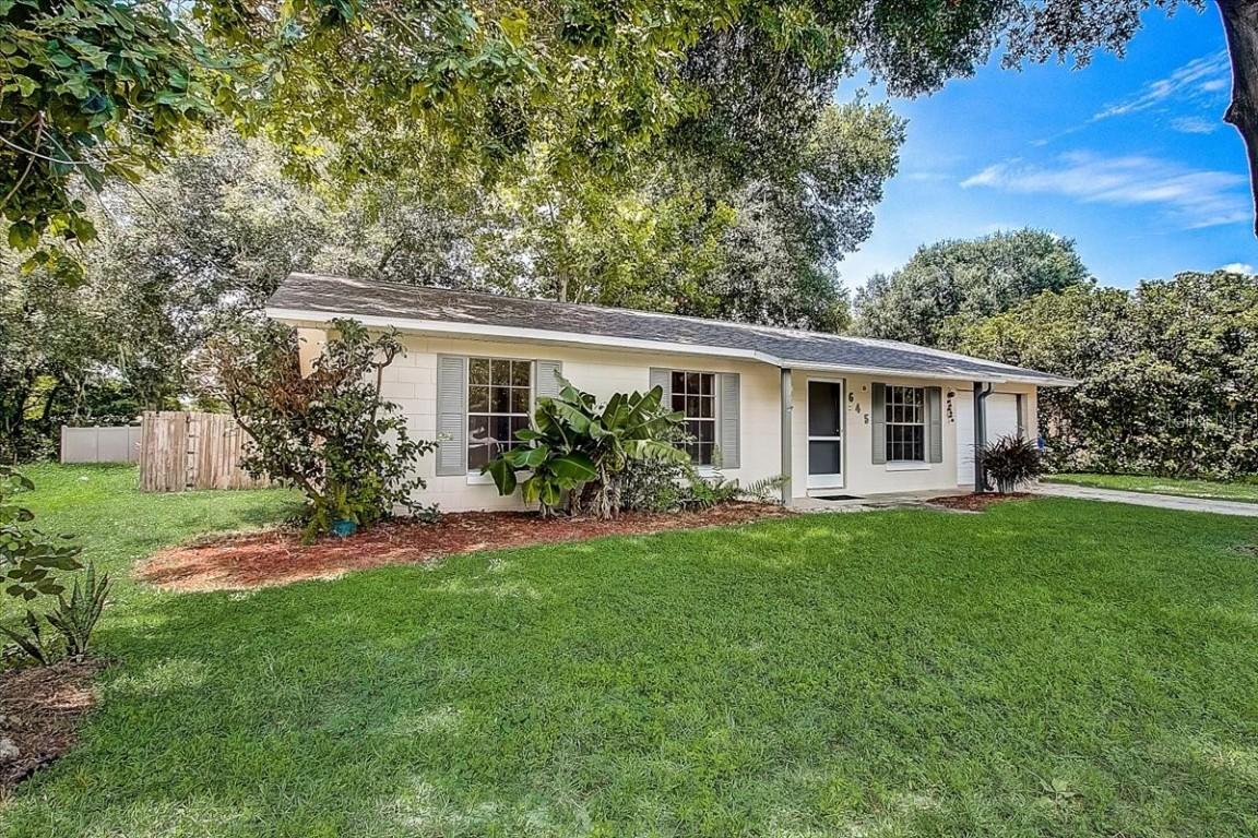 645 Oak Dr., Tavares, FL 32778