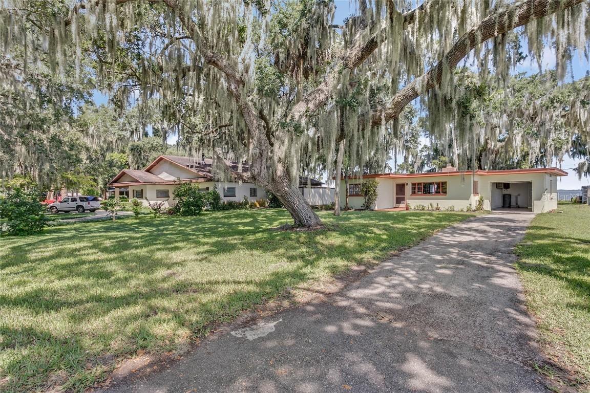 12253 Lakeside Ln., Tavares, FL 32778