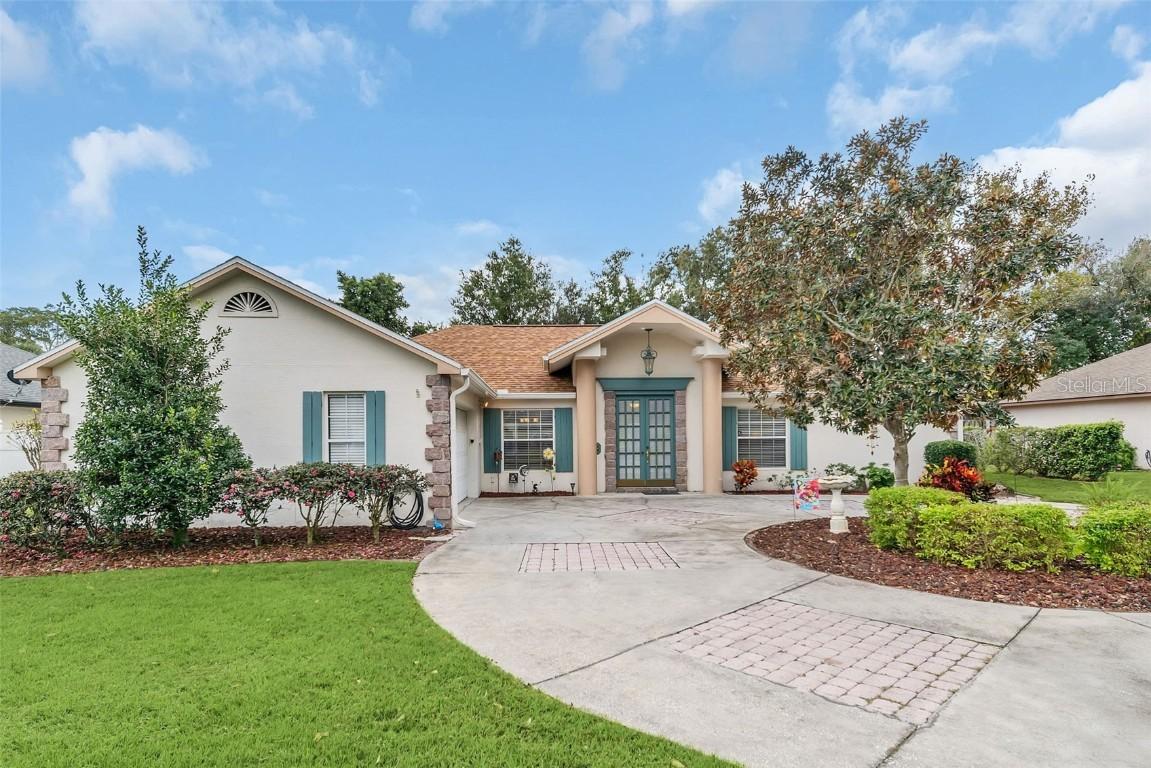 332 Lakecrest Dr., Tavares, FL 32778