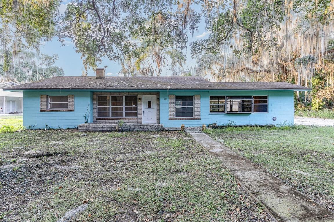 706 Miller St., Leesburg, FL 34748