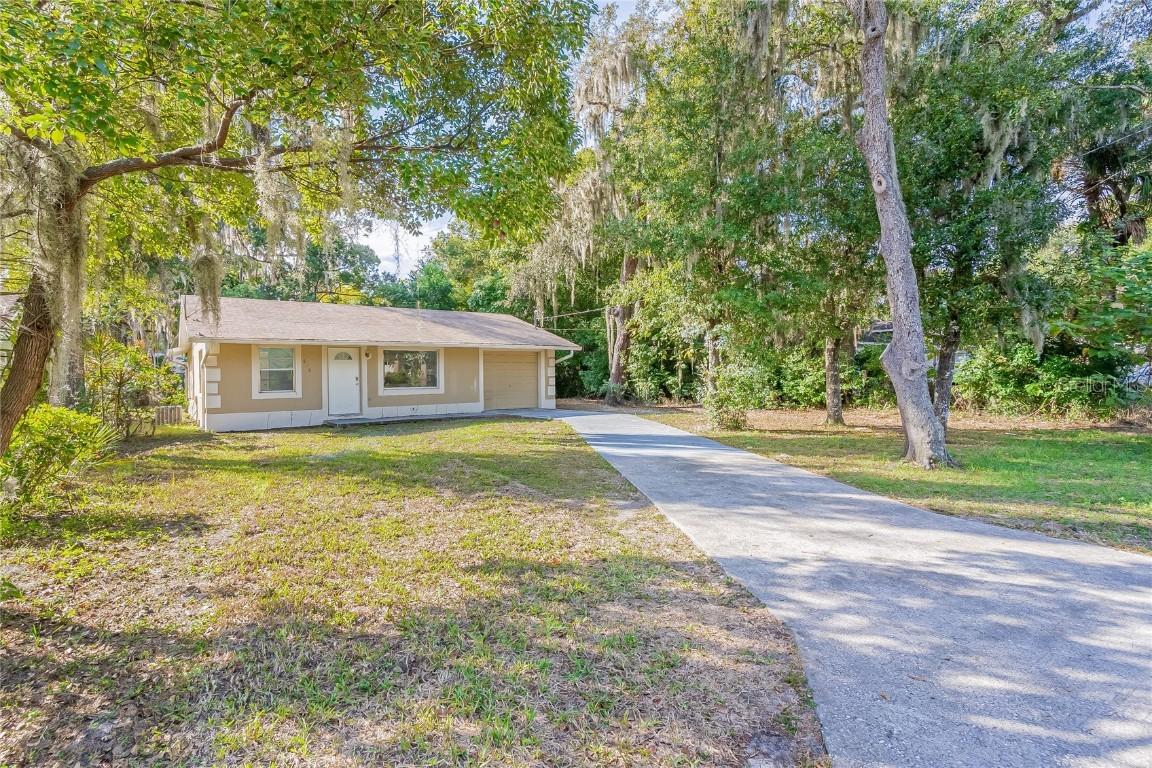 690 E Jackson Ave., Mount Dora, FL 32757