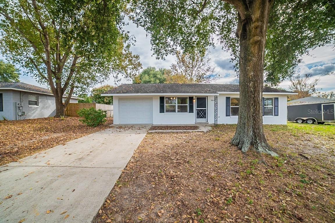 961 Cedar Cir., Tavares, FL 32778