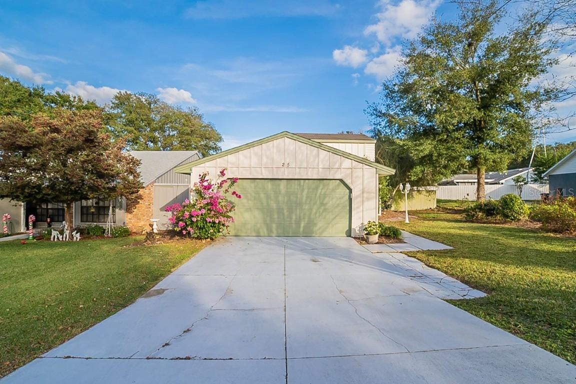 25 Townhill Dr., Eustis, FL 32726