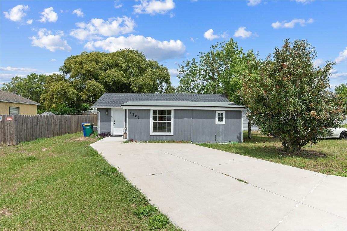 1201 North Ave., Tavares, FL 32778