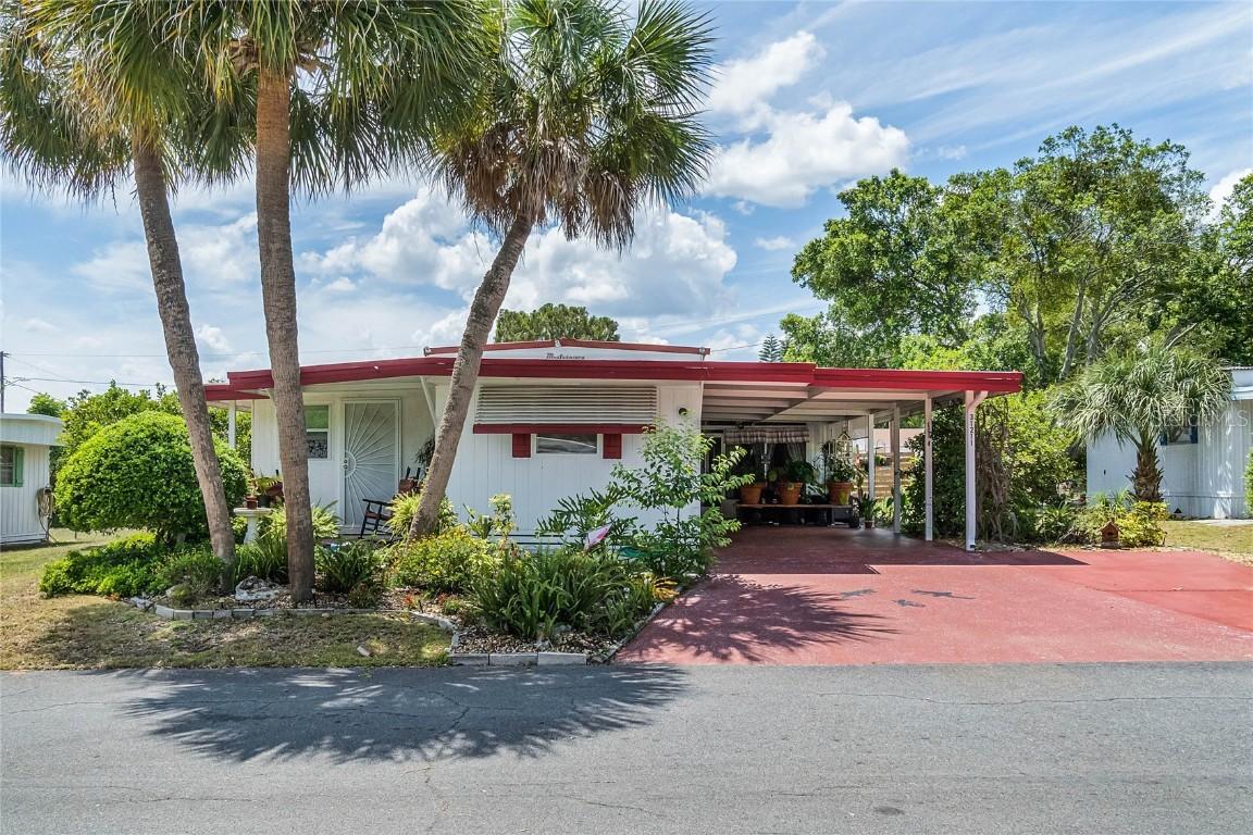 31211 Valencia Ave., Tavares, FL 32778