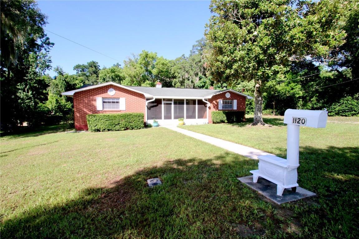 1120 N Palmetto Cir., Eustis, FL 32726