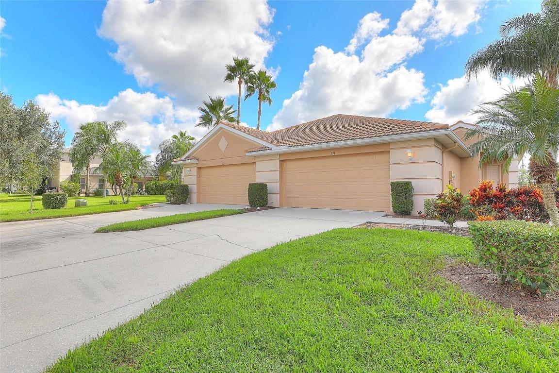 211 Fairway Isles Ln., Bradenton, FL 34212