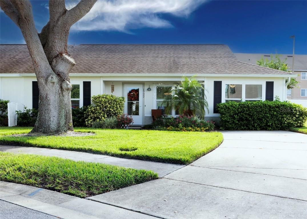 1722 Tropical Ct., Tavares, FL 32778