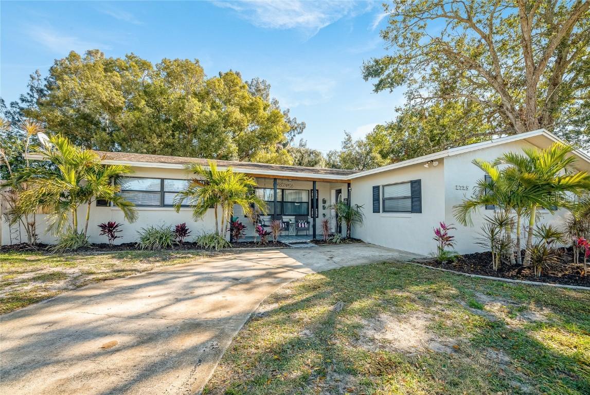 1725 Country Ln., Titusville, FL 32780