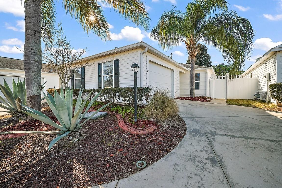 864 Jasmine Ct., The Villages, FL 32162