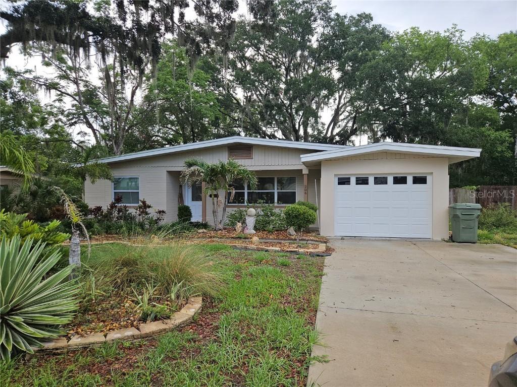 206 Cooke St., Leesburg, FL 34748