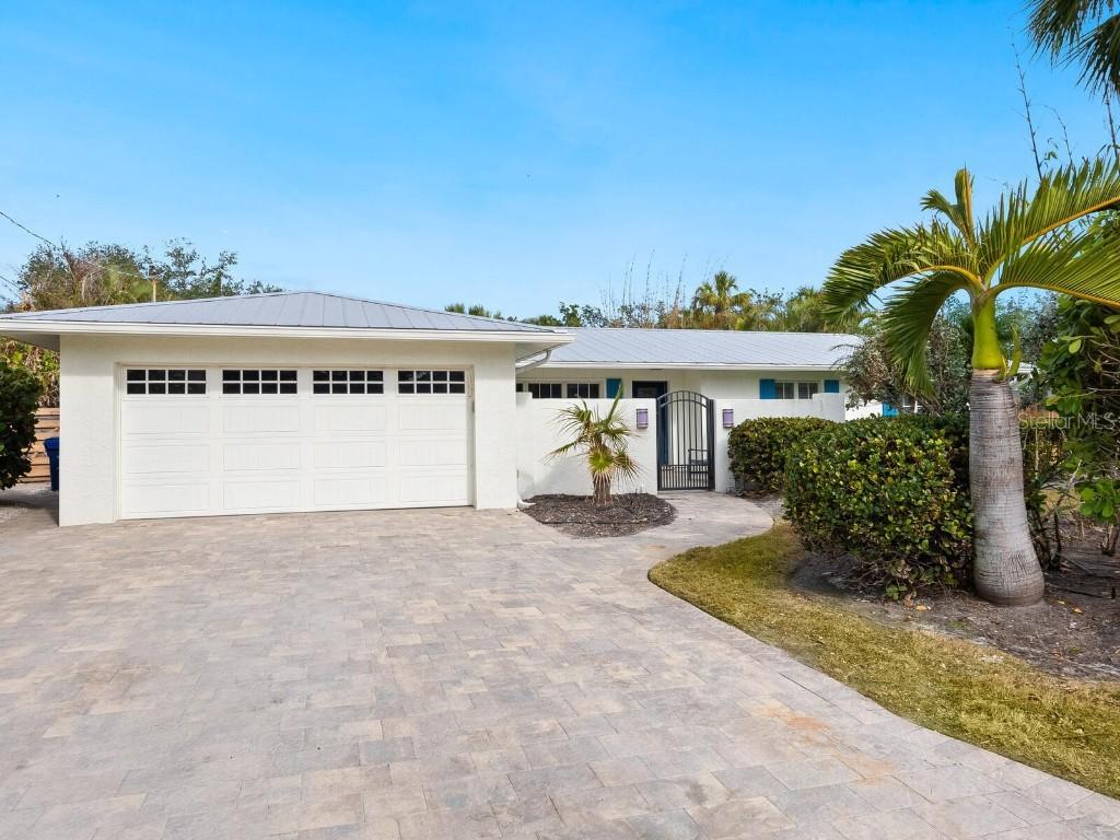 431 Island Cir., Sarasota, FL 34242