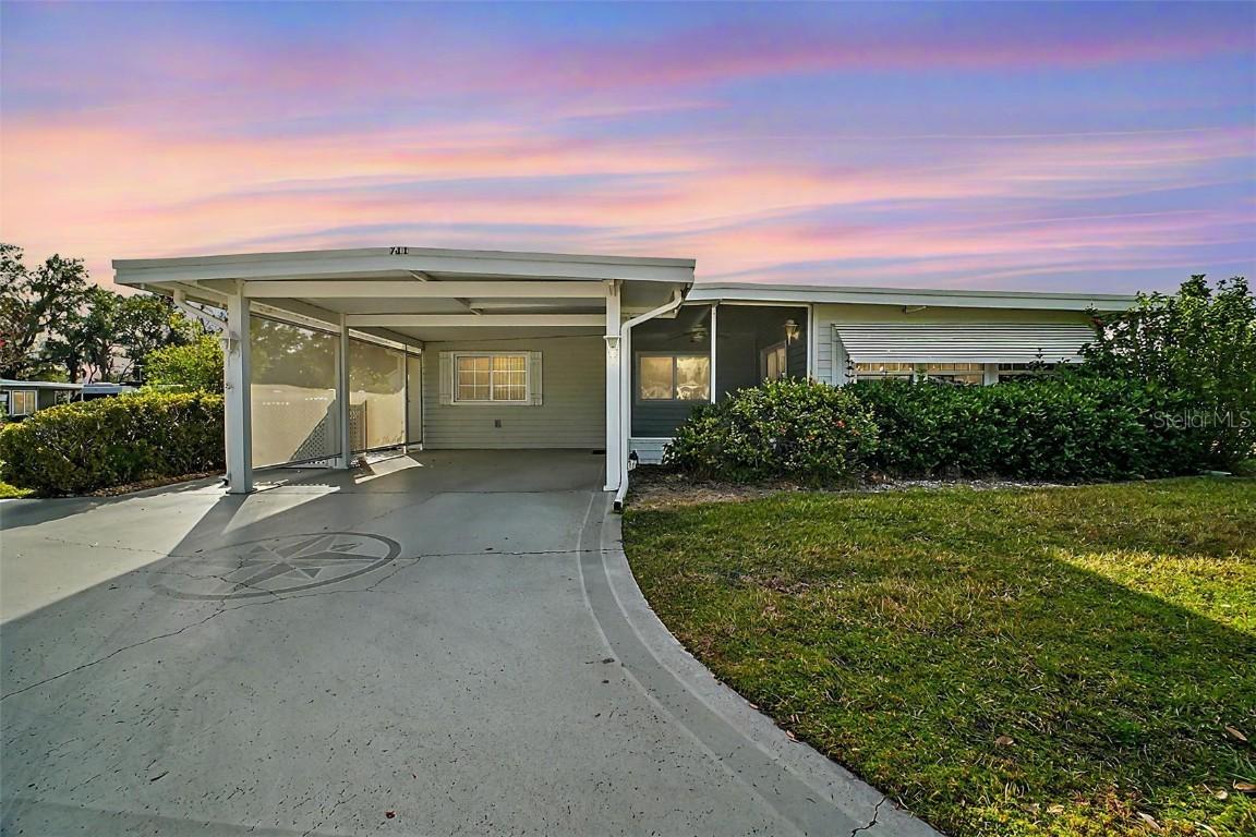 711 Dolphin Dr., Tavares, FL 32778