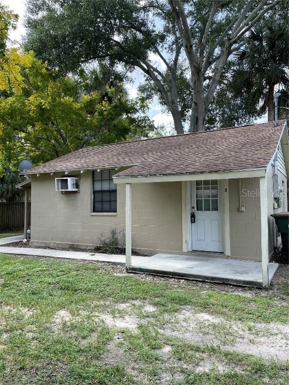 30 Lakeside Ave., Umatilla, FL 32784