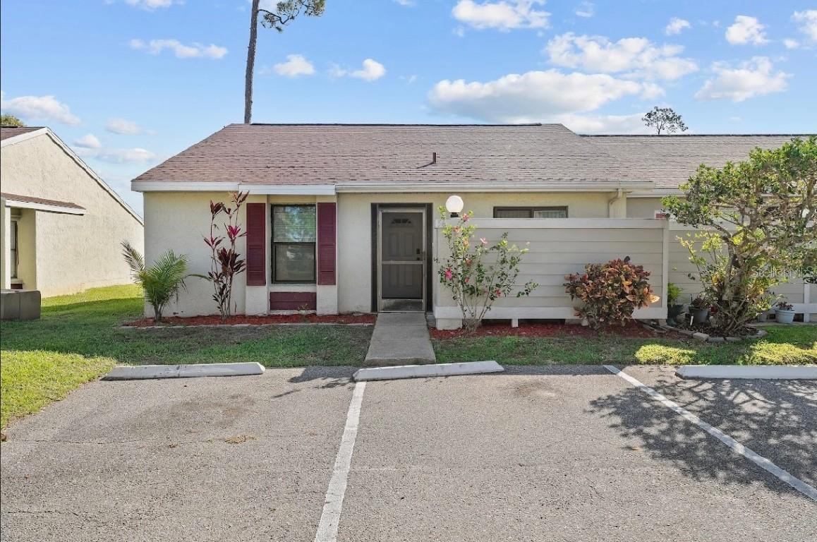 56 Pine Island Cir., Kissimmee, FL 34743