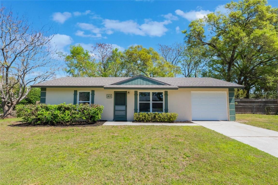 913 Jacaranda Dr., Lady Lake, FL 32159