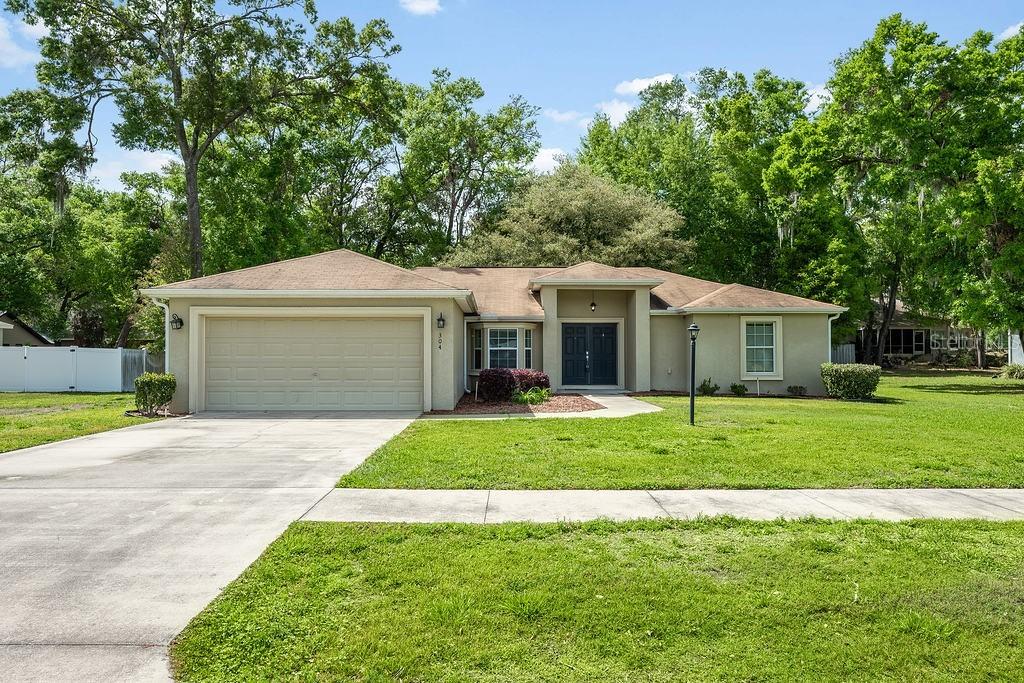 304 Woods Landing Dr., Lady Lake, FL 32159