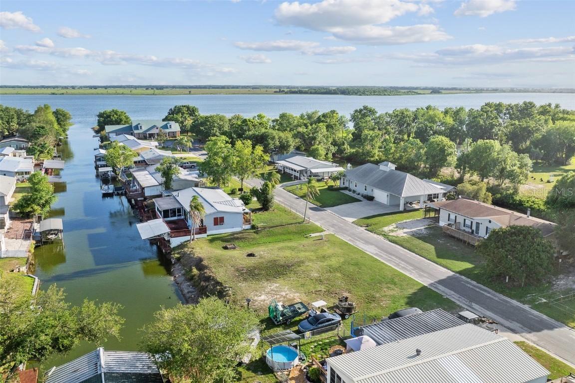 411 Lagoon Ct., Kenansville, FL 34739