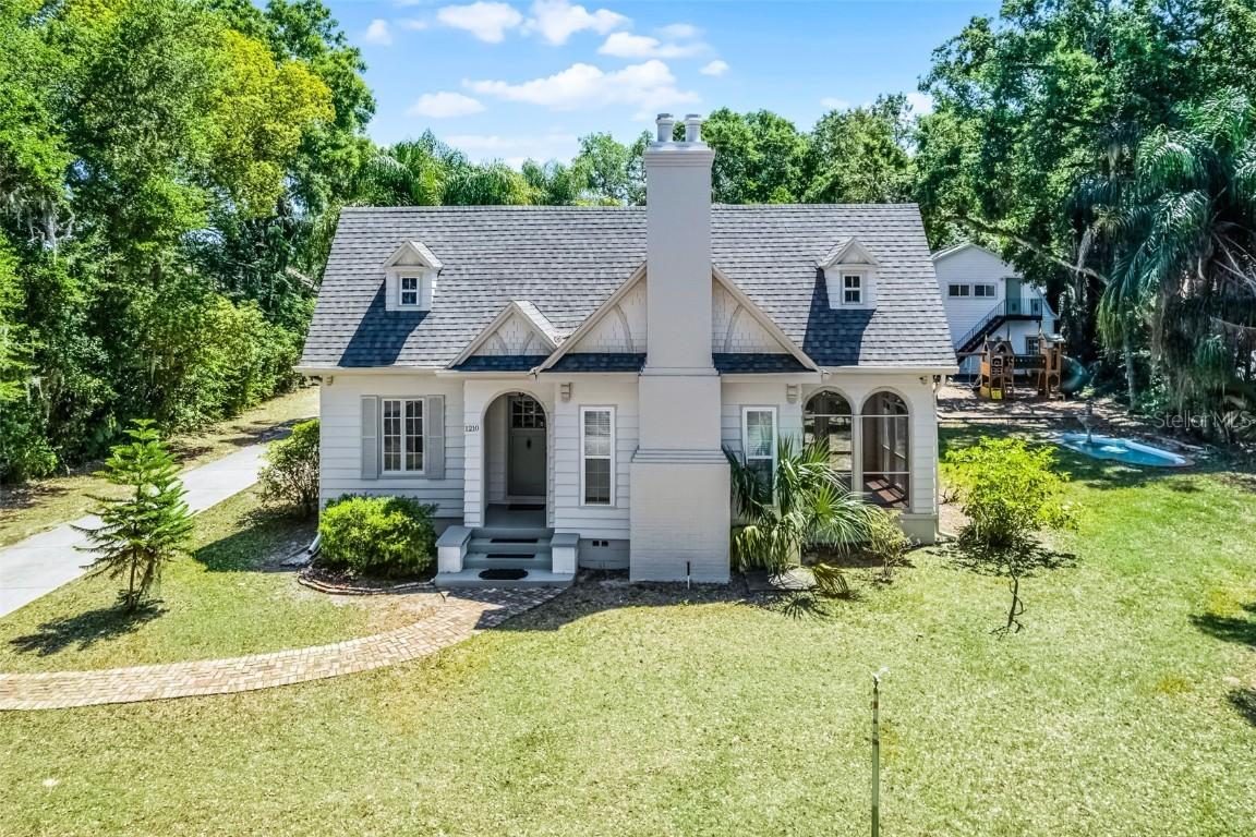 1210 S Clayton St., Mount Dora, FL 32757