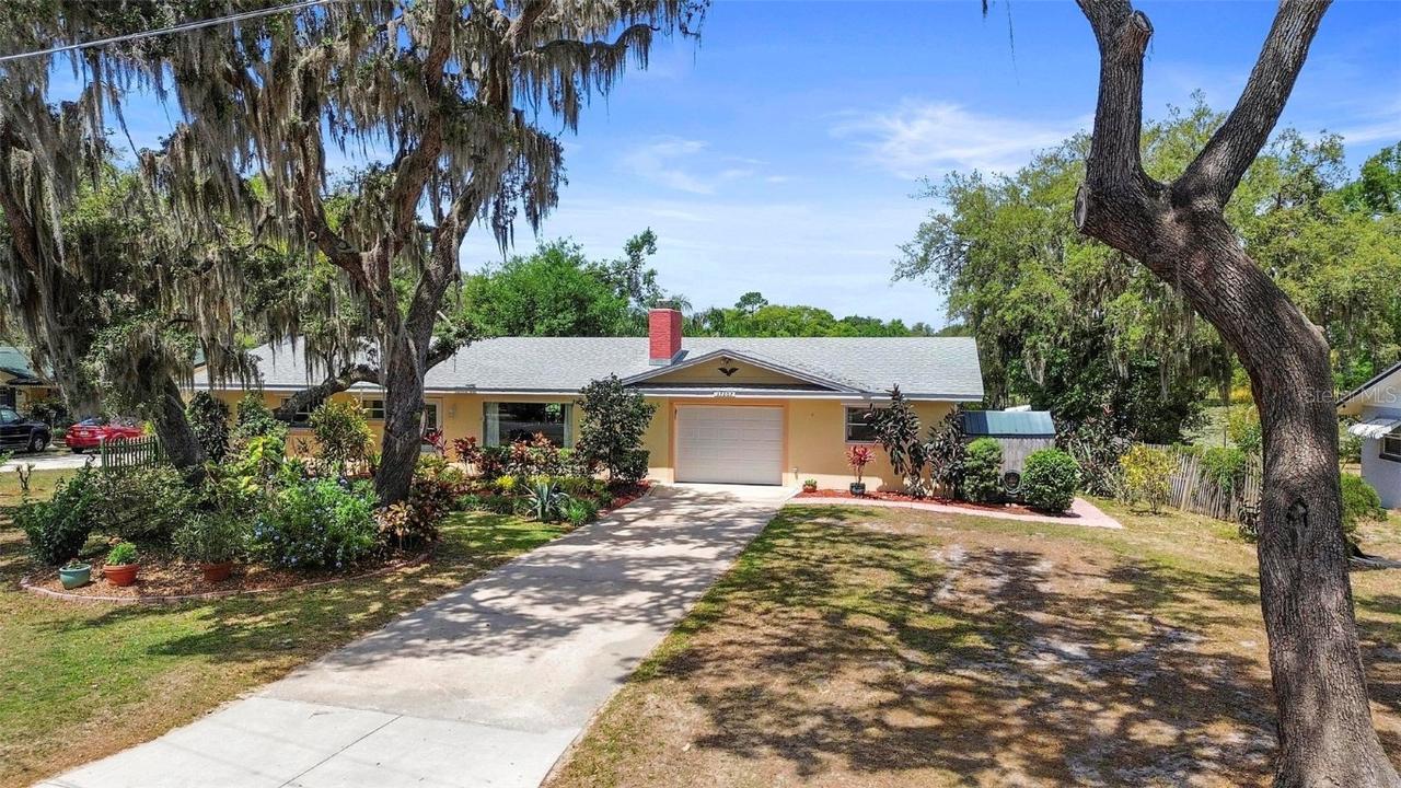 37207 Oak Ln., Umatilla, FL 32784