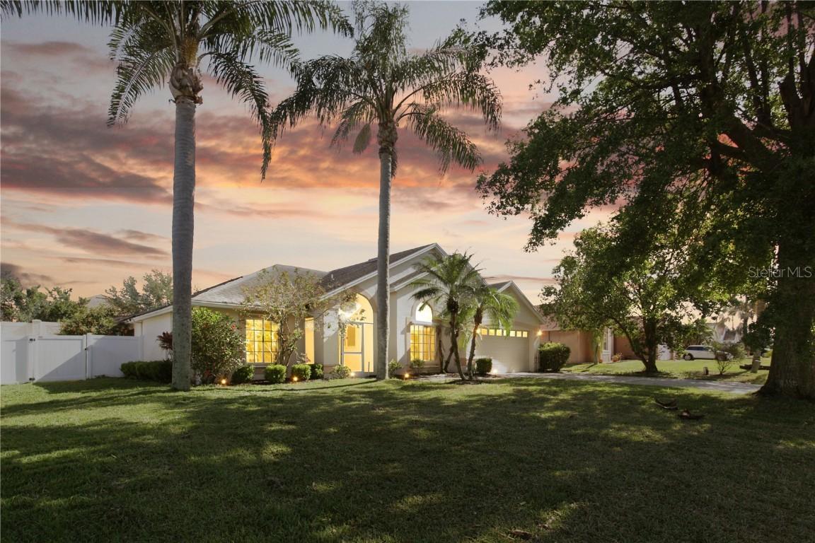 417 Via Del Sol Dr., Davenport, FL 33896