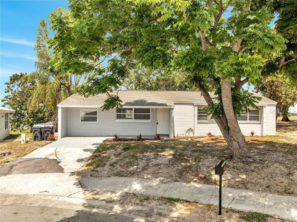 75 Garrison Ln., Frostproof, FL 33843