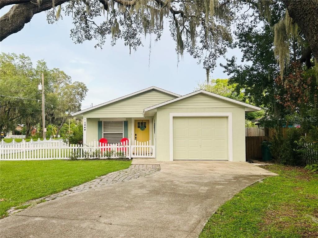 1040 N Clayton St., Mount Dora, FL 32757