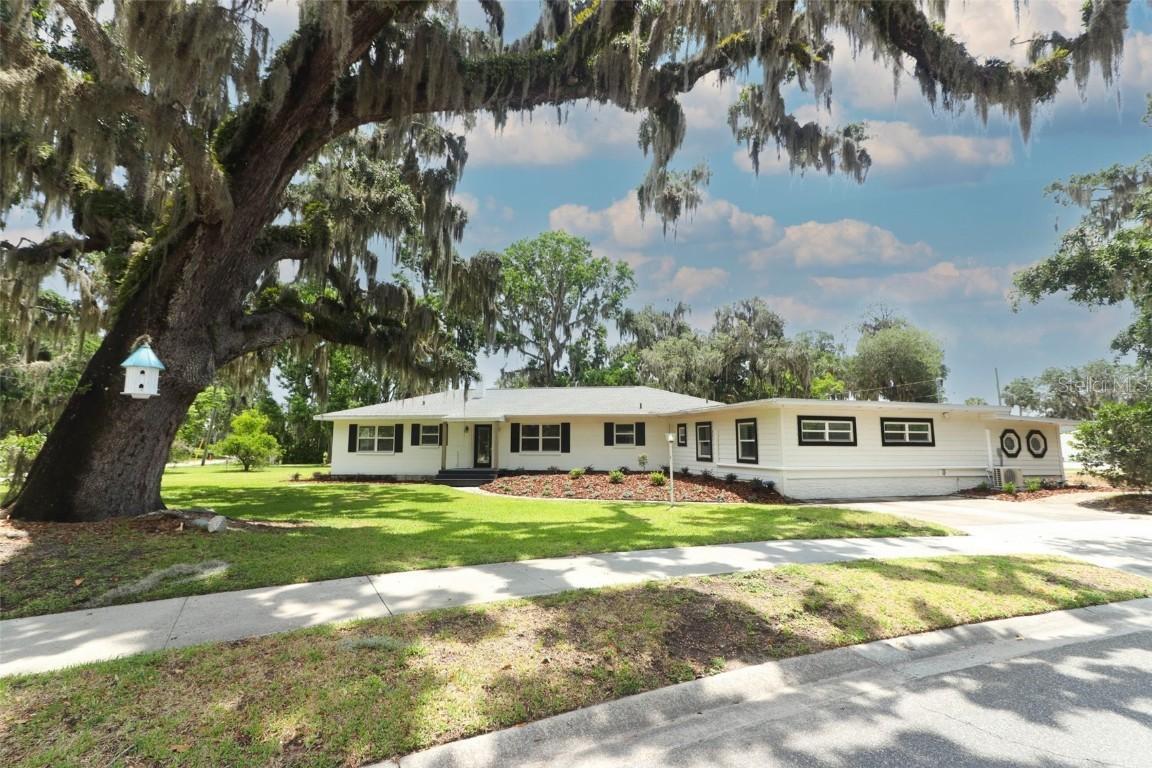 656 Lake Charm Dr., Oviedo, FL 32765