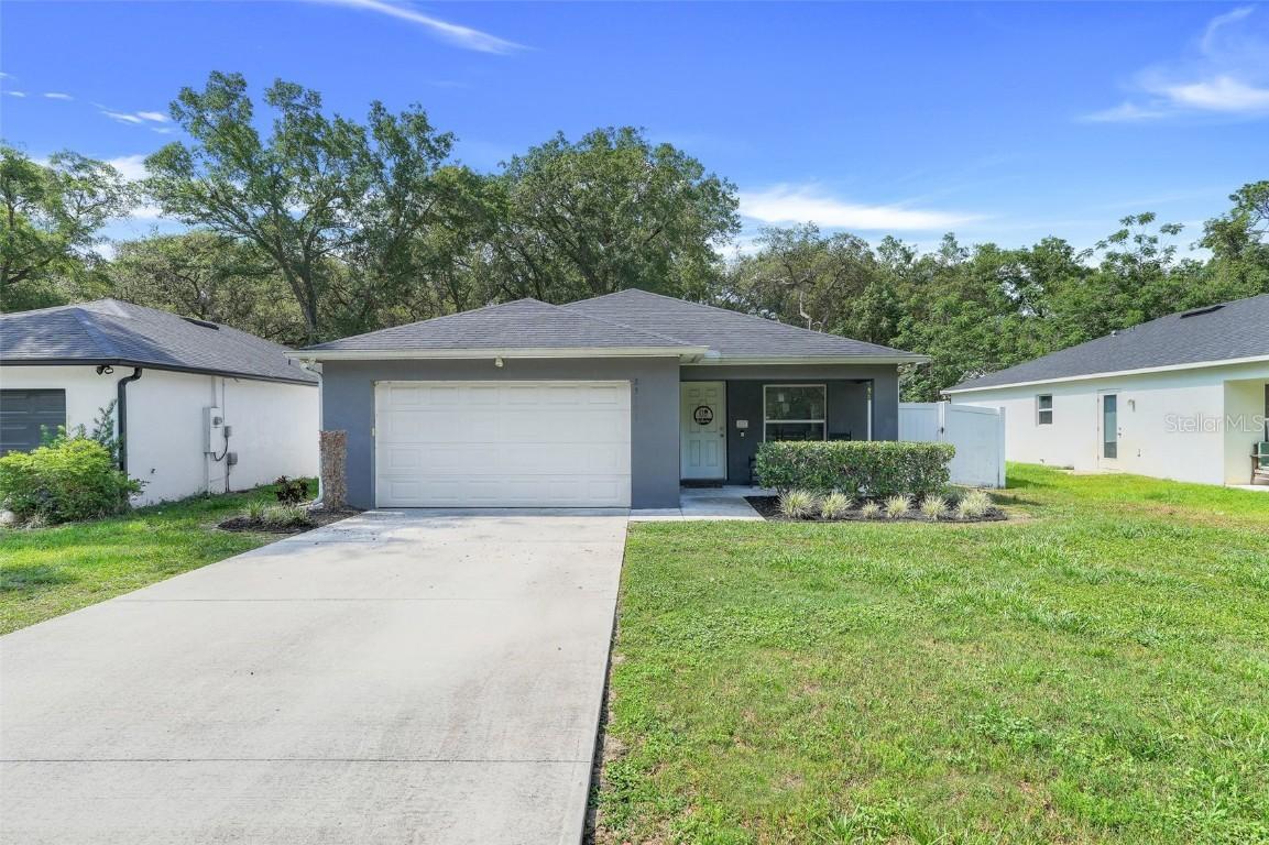 25106 Quaker Ridge Ave., Sorrento, FL 32776