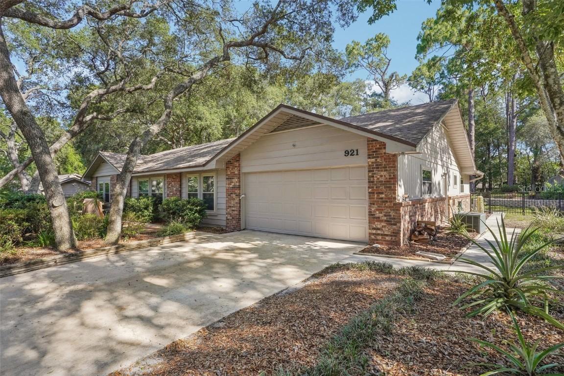 921 Torchwood Dr., Deland, FL 32724