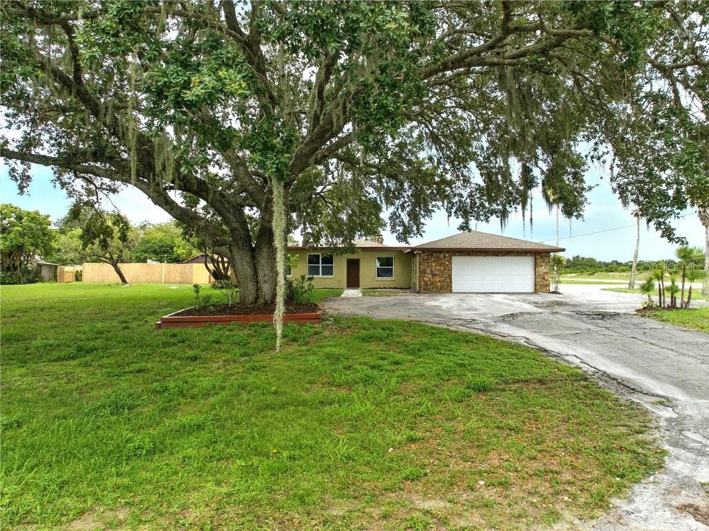 8812 Oakwood Dr., Lake Wales, FL 33898