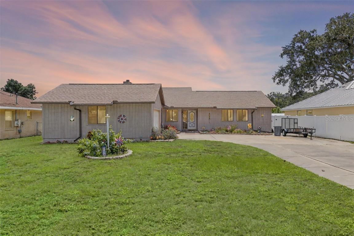 27714 Lois Dr., Tavares, FL 32778