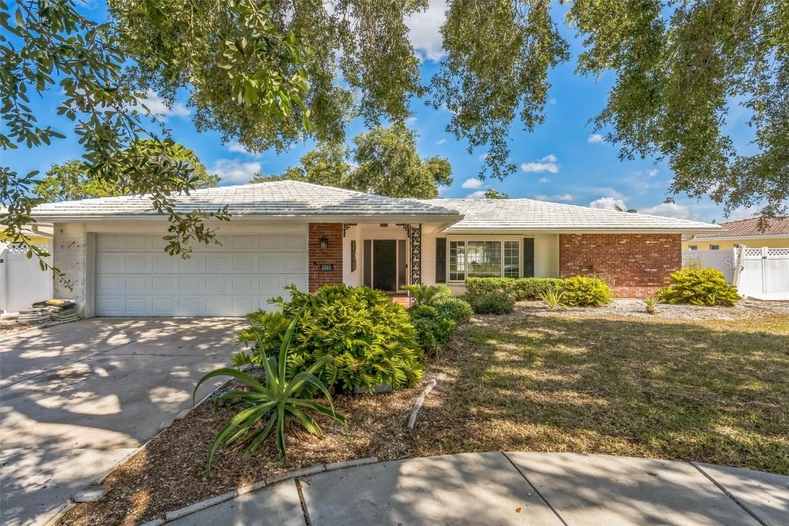 2521 Carlisle Pl., Sarasota, FL 34231