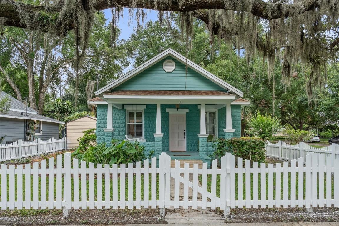 121 W Oakland Ave., Oakland, FL 34760