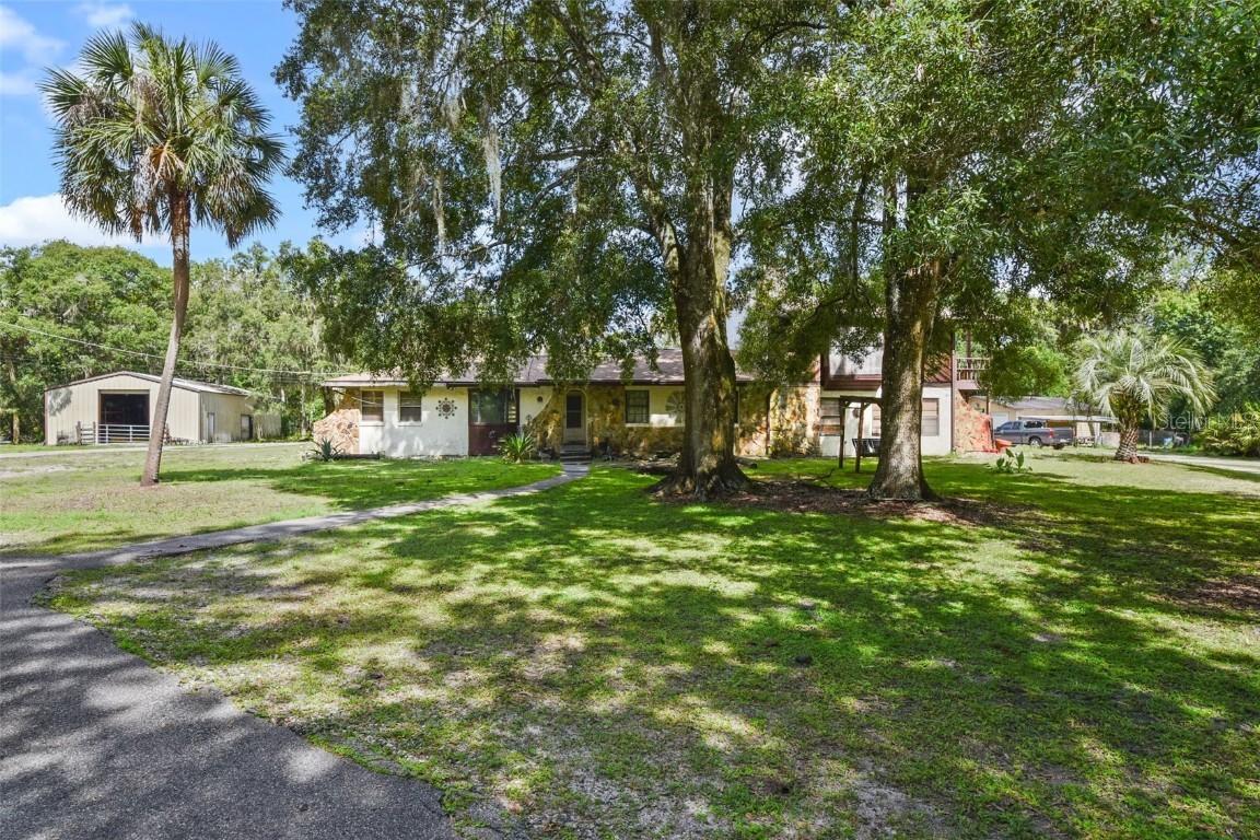 546 Winona Dr., Geneva, FL 32732
