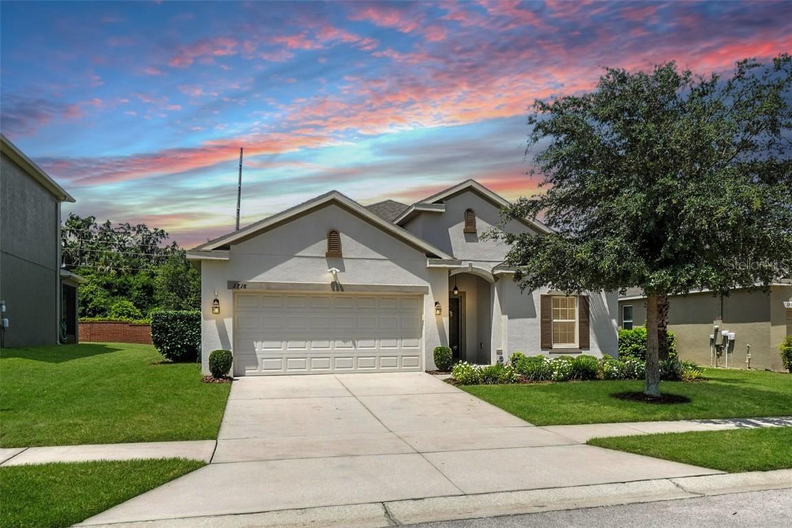 2718 Limerick Cir., Grand Island, FL 32735