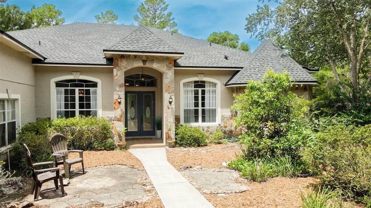 700 Valley Stream Dr., Geneva, FL 32732