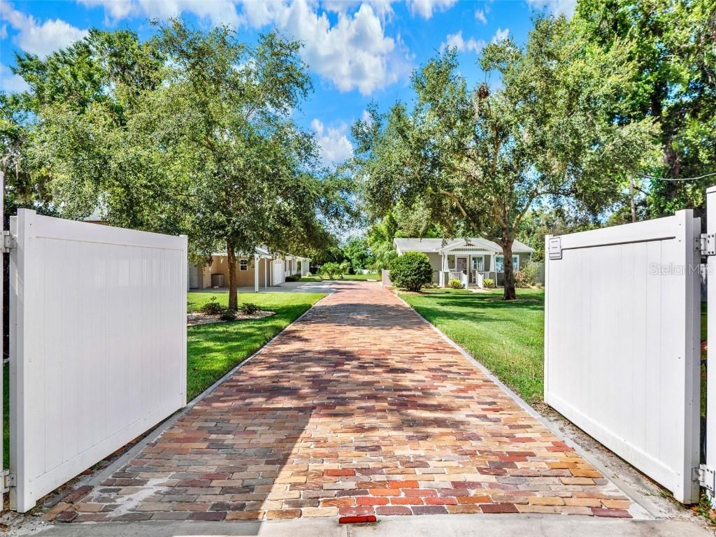 16210 Lake Saunders Dr., Tavares, FL 32778