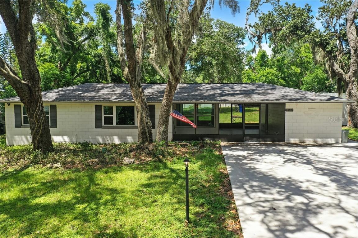 1042 N Magnolia Cir., Eustis, FL 32726