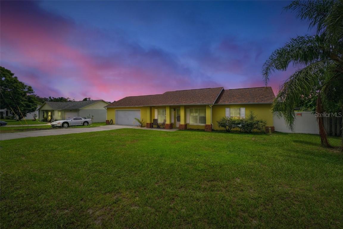 49 Lake Jackson Dr., Mascotte, FL 34753