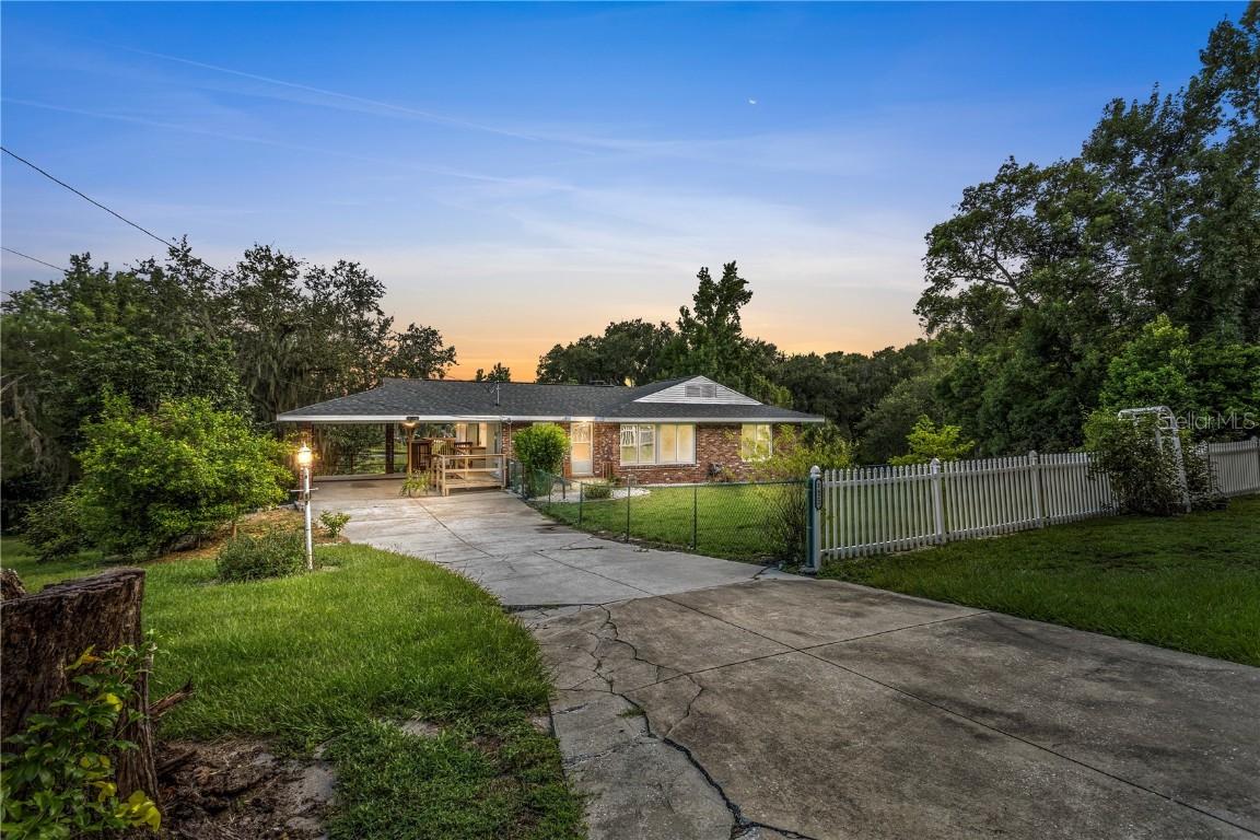1422 E 8th Ave., Mount Dora, FL 32757